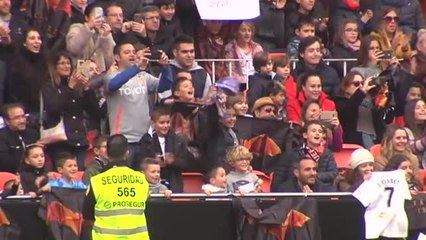 El Valencia despide el año del centenario con un baño de masas en Mestalla