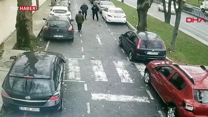 Şişli'de ağaç yoldaki insanların üzerine devrildi