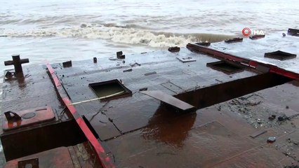 Antalya’da dev demir platform sahile vurdu