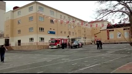 Beylikdüzü'nde okulun çatısı uçtu