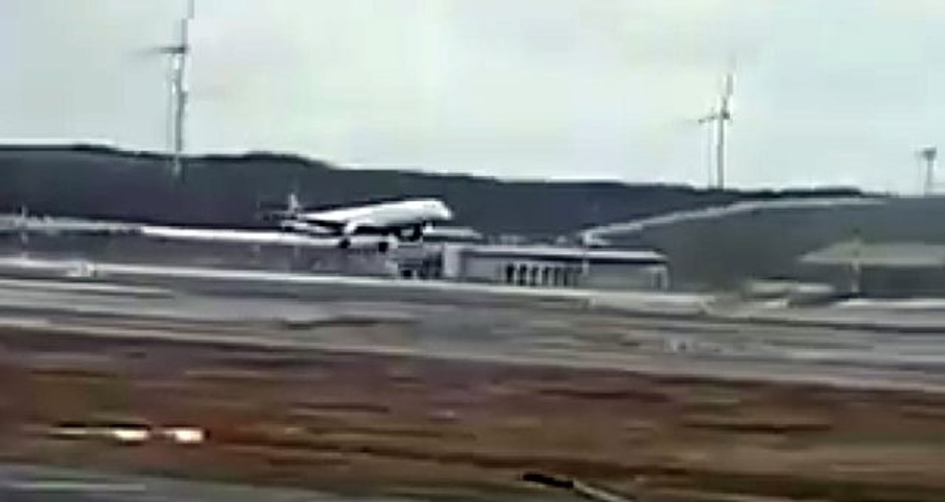 İstanbul Havalimanı'nda sert rüzgâr gecikmelere neden oluyor