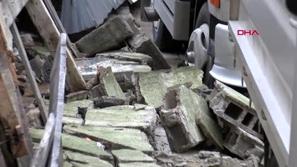 Kağıthane'de lastik değiştiren kişinin üstüne istinat duvarı yıkıldı