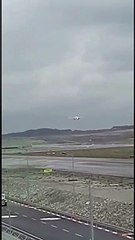 İstanbul Havalimanı'nda rüzgar nedeniyle uçaklar pisti paş geçti.