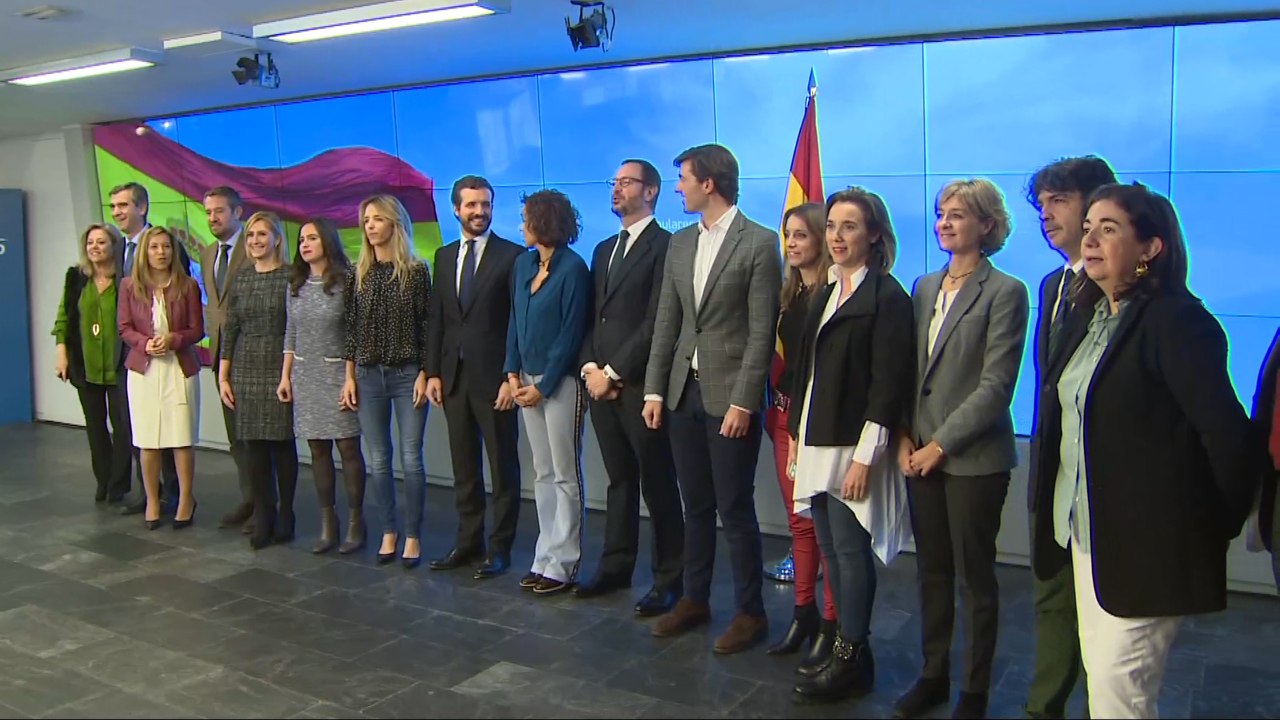 Casado da una rueda de prensa acompañado de su...