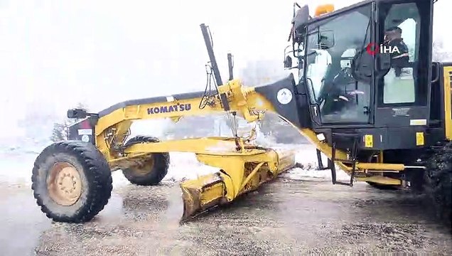 Karlı yolda mahsur kalan vatandaşın imdadına belediye ekipleri yetişti