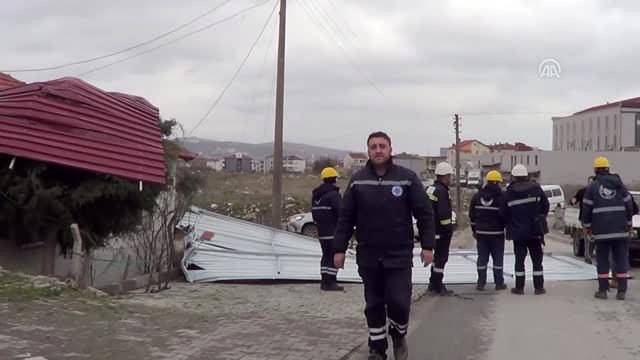 Biga'da fırtına nedeniyle adliye sarayının çatısı uçtu