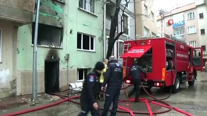 Çıkan yangında 3 katlı apartman kullanılamaz hale geldi