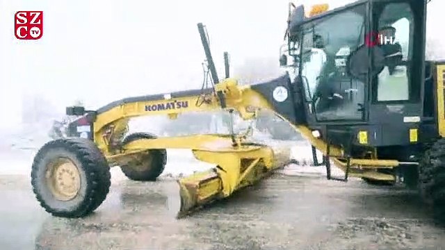 Karlı yolda mahsur kalan vatandaşın imdadına belediye ekipleri yetişti