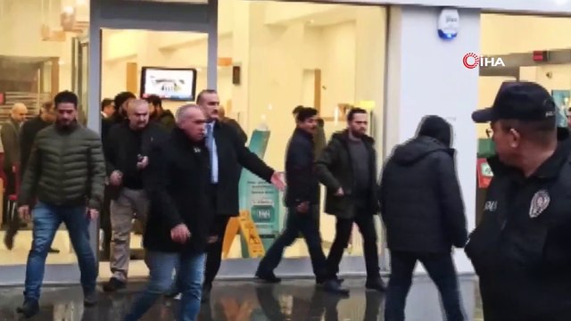 Silahla banka soydu, çıkarken bomba süsü verilmiş paket bıraktı