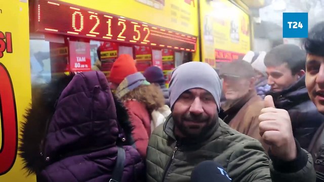 Milli Piyango bayileri önünde 'umut' kuyruğu oluşturan vatandaşlar: Hayallerimizi satmıyoruz, satın almaya geldik; tek hayalim 21 yıldır görmediğim kızımı görebilmek