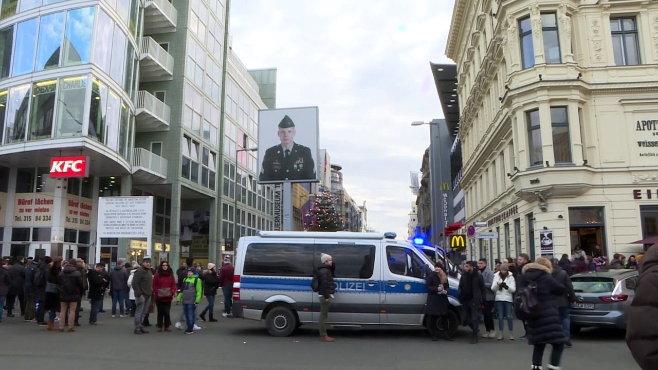 Polizei-Großeinsatz am Berliner Checkpoint Charlie
