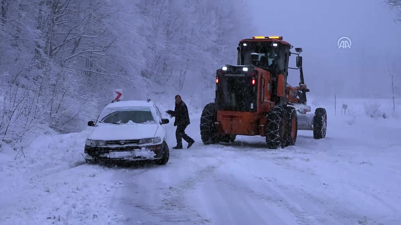 Bilecik ve Kütahya'da kar yağışı ulaşımda aksamalara yol açıyor
