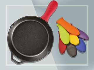 This $3 Silicone Hot Handle Holder Was a Massive Holiday Best-Seller