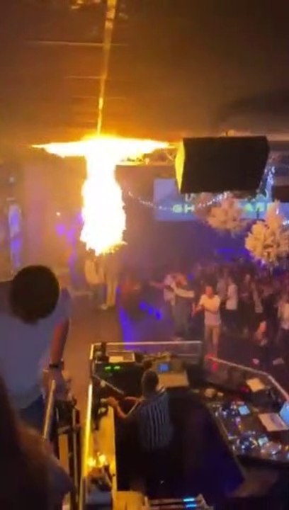 Le vigile réussit à éteindre un énorme feu de sapin de noël en pleine boite de nuit