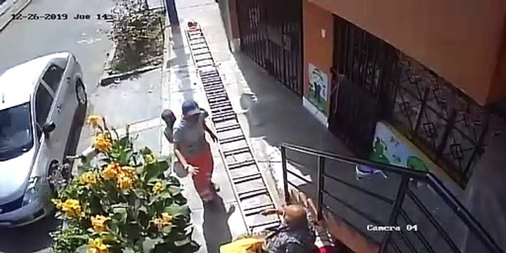 Un papy en fauteuil-roulant dégomme une échelle qui le gène... et l'homme qu'il y avait dessus