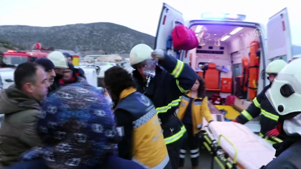 Isparta'da minibüs devrildi: 12 yaralı (2)