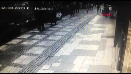 Avcılar'da cam parçasının yayanın üzerine düşme anı kamerada