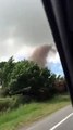 Una familia se topa con un enorme tornado en una carretera y pasa esto…