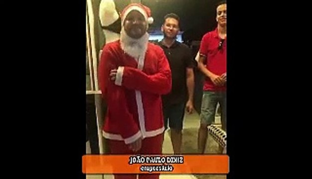 Empresário se veste de Papai Noel e distribui calçados e presentes para crianças em São José de Piranhas