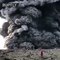 Estos senderistas imprudentes ascienden por un volcán activo y se acercan al cráter en plena erupción