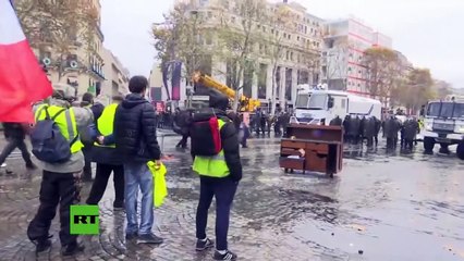 Así reprimen en París las protestas contra el alza de precios del combustible