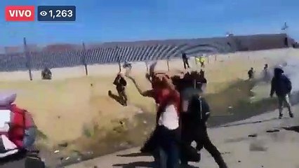 Download Video: Integrantes de la caravana de migrantes intentaron cruzar la frontera de México y EEUU