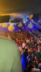 Un Sapin de Noël s'enflamme dans une discothèque