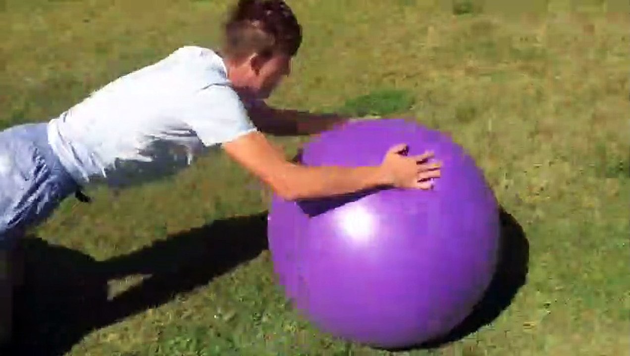 Surfer sur des balles de Gym géantes : il bat le record !