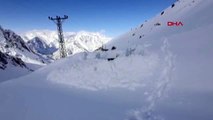 Hakkari yüksekova'daki kar kalınlığı iş makinesinin boyunu aştı