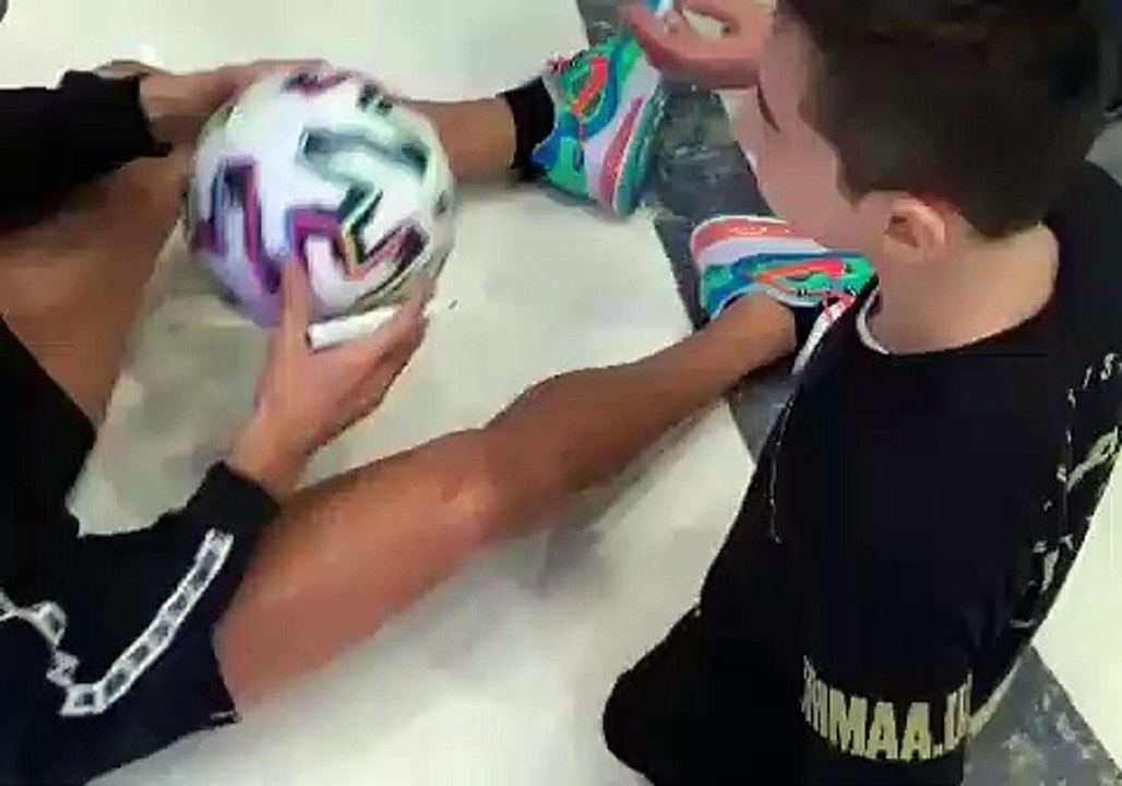 Ali Turganbekov, el niño que nació sin piernas y cumplió su sueño de jugar con Cristiano Ronaldo