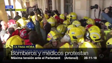 La Barcelona de Colau: médicos y bomberos ‘empujan’ para asaltar el Parlament