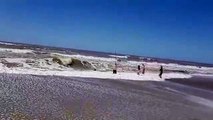 (VIDEO): Salva a dos niñas de ahogarse en el mar con su caña de pescar