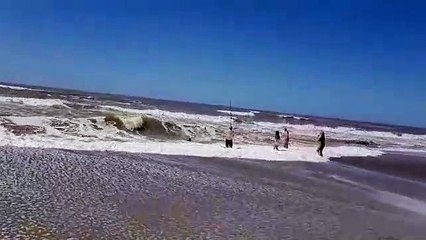 (VIDEO): Salva a dos niñas de ahogarse en el mar con su caña de pescar