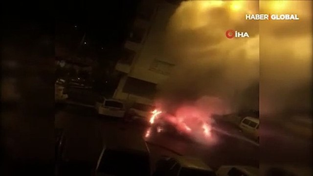 Yanan otomobilden canlarını son anda kurtardılar