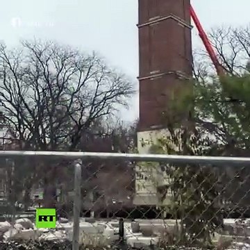 Estos 2 obreros evitan por los pelos morir aplastados tras caer el reloj de un campanario