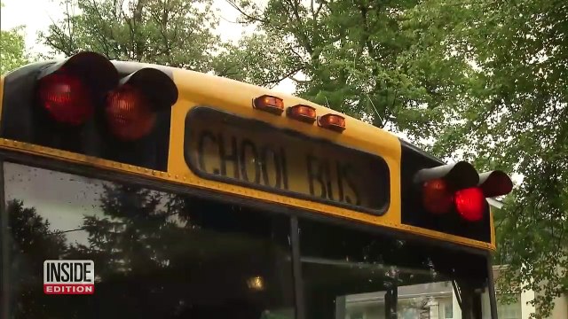 Un padre obliga a su hija a caminar 10 km como castigo por hacer bullying