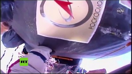 Así toman los cosmonautas muestras del exterior del misterioso agujero en la EEI