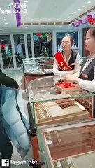 Así ’roban' joyas en tiendas para dejar en ridículo a los vendedores