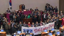 [뉴스앤이슈] 공수처 본회의 통과, 한국당은 의원직 총사퇴 결의 / YTN