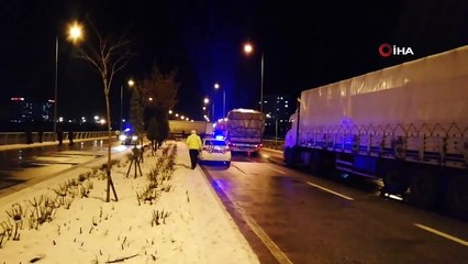 Gizli buzlanmayla nedeniyle 2 tır refüje çıktı: 1 yaralı