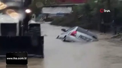 Yağmur suları aracı böyle yuttu!