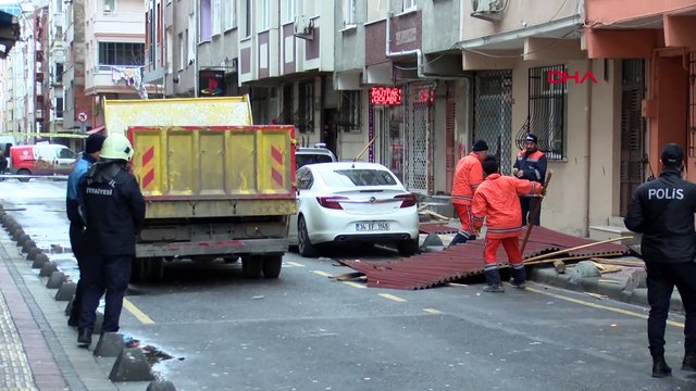 Esenler’de rüzgar nedeniyle çatıdan düşen parçalar 4 araca hasar verdi