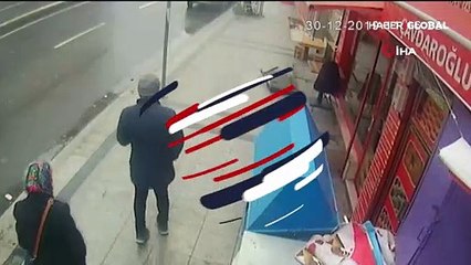 Fırtına tabelayı sokak ortasına böyle uçurdu