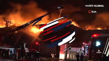 İtfaiye erinin yangın sırasında anlık kurtuluşu kamerada