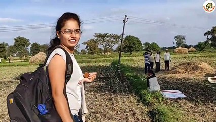 سيدة هندية تمسك بكوبرا