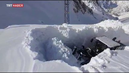 İş makinesinin boyunu aşan karda yolu açmaya çalıştılar