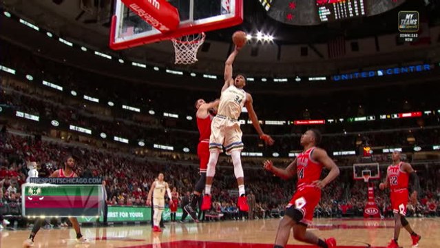 Giannis' double dunk as Bucks beat Bulls