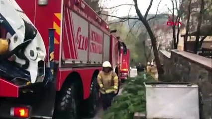 İstanbul'da istinat duvarı çöktü ! Araçlar çukura düştü