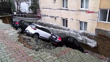 Kartal'da istinat duvarı çöktü