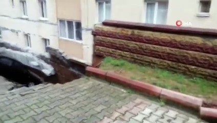 Kartal’da Bir Sitenin Otoparkında Duvar Çöktü, Otomobiller Çukura Düştü